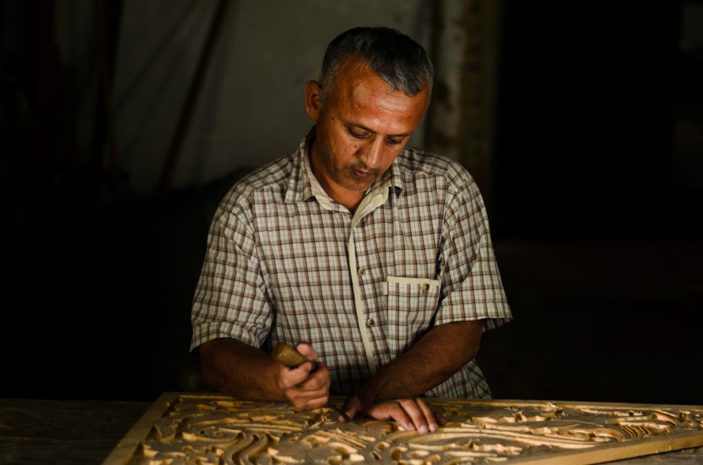 #woodcarving #handiwork #handcraft #craftsmen #woodworkers #woodworking #kandakori #istaravshan #picture #tajikistan #centralasia #village #craft #masters #craftour #wood