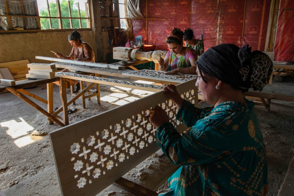 #woodcarving #handiwork #handcraft #craftsmen #woodworkers #woodworking #kandakori #istaravshan #picture #tajikistan #centralasia #village #craft #masters #craftour #wood #kiztakuz